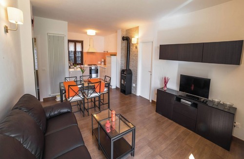 Val Maria-Pur House | Belvilla by OYO Lake-view Holiday Home with Garden
