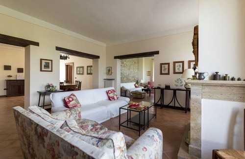 Cantalupo Villa | Belvilla by OYO Villa Collemancio