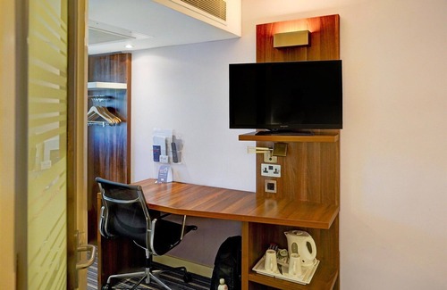 Crewe Apartment | Belvilla Crewe City Centre Hotel | Family room 4