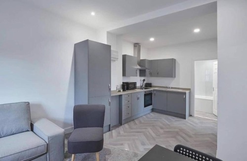 Crewe Apartment | Belvilla Crewe City Centre Hotel | Family room 4