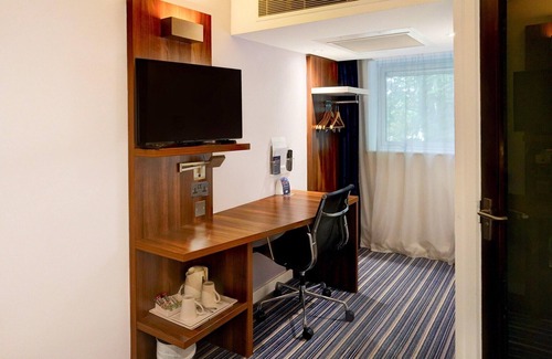 Crewe Apartment | Belvilla Crewe City Centre Hotel | Family room 4