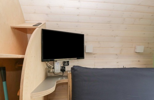 Alloa Cabin | BEN CLEUCH ANTHROPOD, romantic, with hot tub in Clackmannan