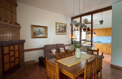 Monte San Giovanni Campano Villa | Benesié- Elegant villa with pergola castle view