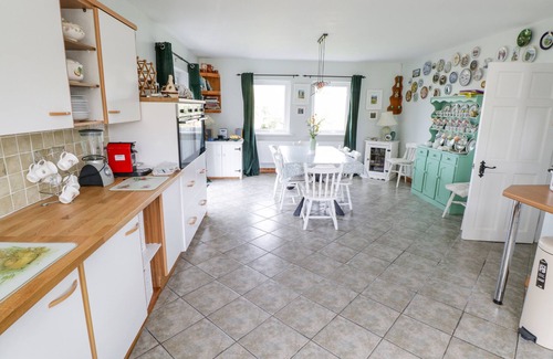 Tully Cottage | BEN VIEW, family friendly, with open fire in Tully, County Galway