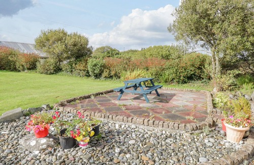 Tully Cottage | BEN VIEW, family friendly, with open fire in Tully, County Galway