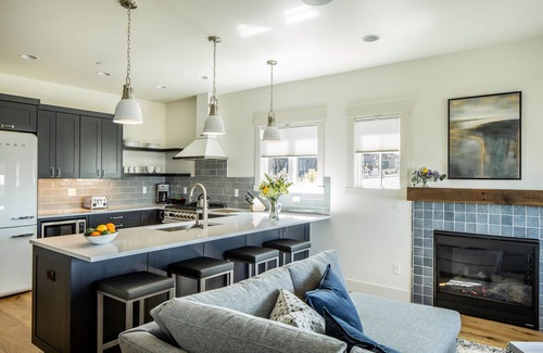 Bend House | Bend FUN ~ Heated resort pool ~ hot tub ~ pocket park ~ concert shuttle