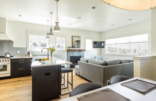 Bend House | Bend FUN ~ Heated resort pool ~ hot tub ~ pocket park ~ concert shuttle