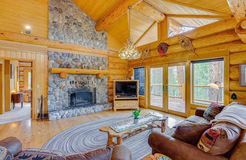Sunriver House | Bend Getaway with Cozy Fireplace
