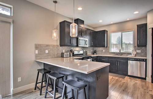 Mountain View House | Bend Home w/Patio + Fire Pits < 3 Mi to Dtwn