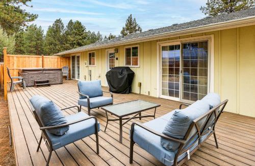 Southwest Bend House | Bend Home with Hot Tub about 2 Mi to Old Mill District!