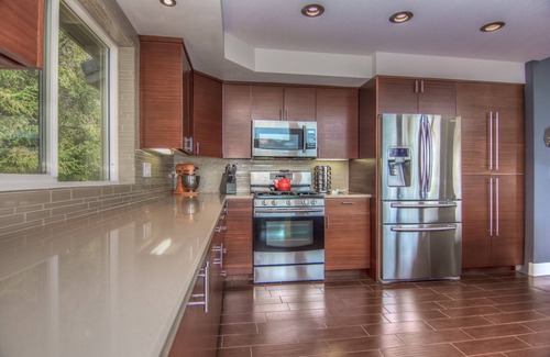 Mountain View House | Bend Mountain Modern - 2000 SF w/spa, top deck, firepit, AC