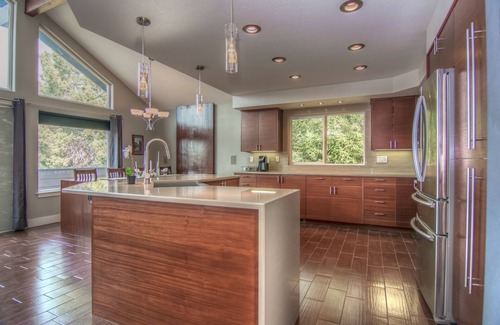Mountain View House | Bend Mountain Modern - 2000 SF w/spa, top deck, firepit, AC