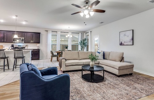 Benbrook House | Bendale Bliss in Benbrook