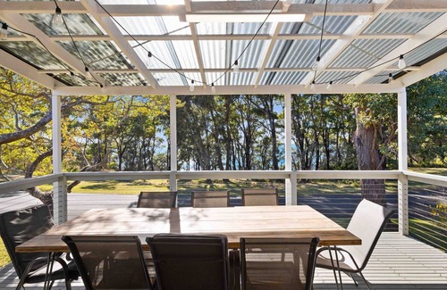 Bendalong House | Bendalong Beachside has ocean glimpses