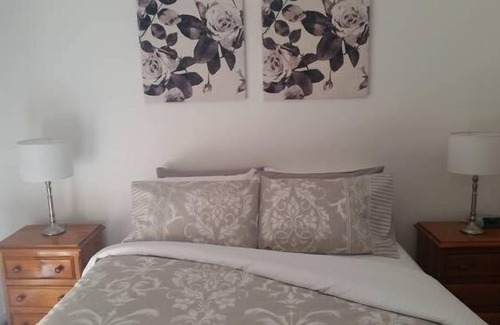 Junortoun House | Bendigo Short Term Accommodation - WiFi, sleeps 8, free breakie