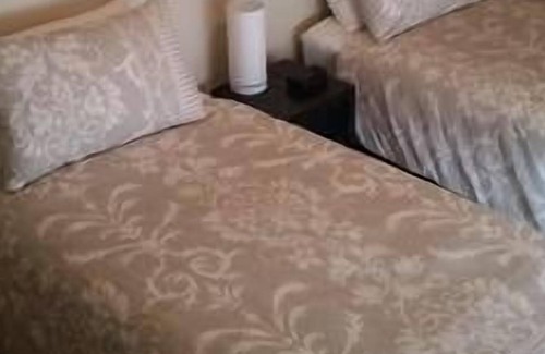 Junortoun House | Bendigo Short Term Accommodation - WiFi, sleeps 8, free breakie
