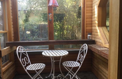 River West House | Bends Westside Kaleana's Garden Cottage