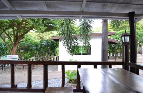 Ko Sichang Resort | Benjaporn Bungalow