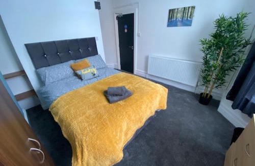 Crewe Apartment | Bentley House with en-suites