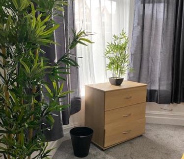 Crewe Apartment | Bentley House with en-suites