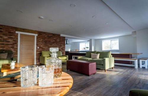 Farley House | Beresford, woodland lodge, sauna, hot tubs & games for 18