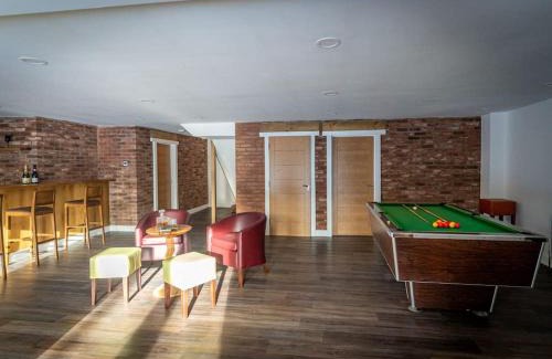 Farley House | Beresford, woodland lodge, sauna, hot tubs & games for 18