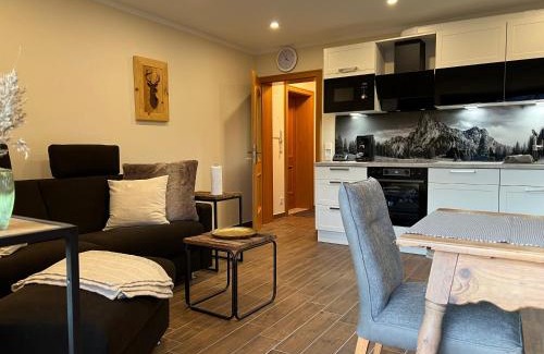 Sankt Valentin Apartment | BERGSUCHT-Ruhpolding, Traumlage am sonnigen Südhang, kostenlose Parkplätze, schnelles WLAN, ruhige Sackgasse, NETFLIX inklusive