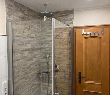 Sankt Valentin Apartment | BERGSUCHT-Ruhpolding, Traumlage am sonnigen Südhang, kostenlose Parkplätze, schnelles WLAN, ruhige Sackgasse, NETFLIX inklusive