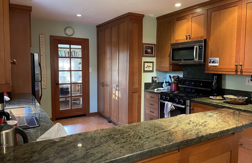 Albany House | Berkeley/Albany 2 BR Home. Perfect for couples, families, new grandparents!