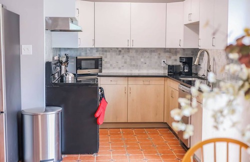 Kokomo House | Berkely Bungalow in Lovely Neighborhood