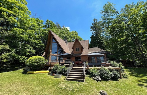 Taconic House | BERKSHIRE MOUNTAIN LAKEFRONT LOG HOUSE FAMILY RETREAT