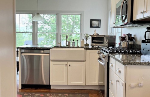 Great Barrington House | Berkshires Retreat with Fall Foliage, Views & Cozy Fireplace Near Town. nn
