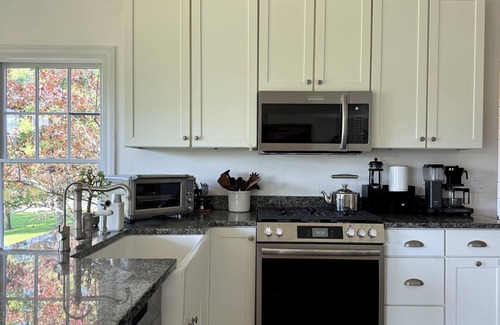 Great Barrington House | Berkshires Retreat with Fall Foliage, Views & Cozy Fireplace Near Town. nn