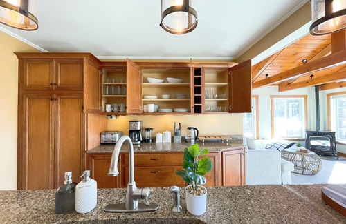 Richmond House | Berkshires sanctuary with outdoor living area & firepit. 8minutes to Tanglewood!