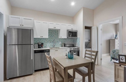 Singer Island Apartment | Bermuda Bungalows #3 🌴🏄‍♀️Quick Walk to Public Beach 🏊🩴Pool/Spa On-Site 🏖️🌅Downtown Singer Island 🌊😎Walk to Restuarants, Bars, Shops 🐬🌞Free On-Site Parking!