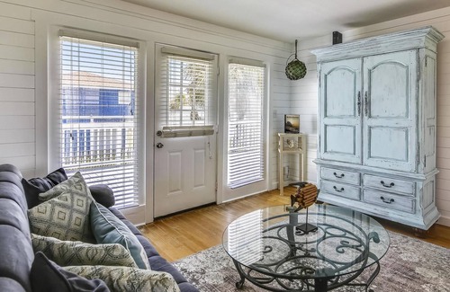 Bermuda Beach House | Bermuda Escape: Charming, 2nd row Beach Cottage w/ backyard!