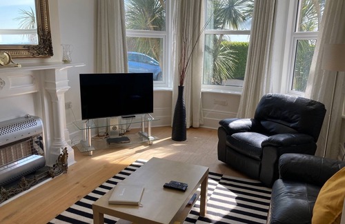 Ventnor House | Bermuda House with parking, good sea view and minutes from beach and shops