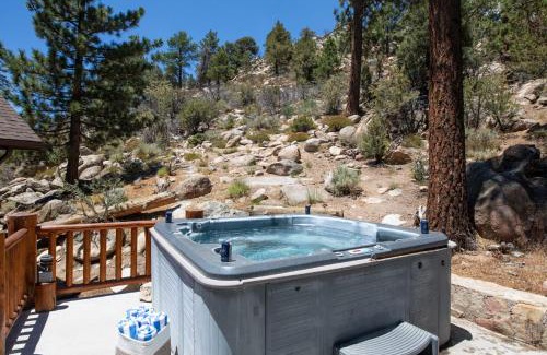 Eagle Mountain Estates House | Bernard by AvantStay Luxurious Cabin in Big Bear w Hot Tub Pool Table