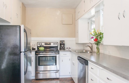 Old Bend House | Bernhard Justice- Salt Hot Tub, 100+ Wifi, Gas Firepl, EV plug, Walkable!