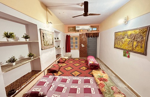 Jaisalmer Hotel | Berozgar HostelnTradition with peace&culture just in front of railway Station.