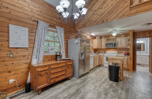 Young Harris Cabin | Berrey Patch-Creek Front-Firepit- Pet Friendly