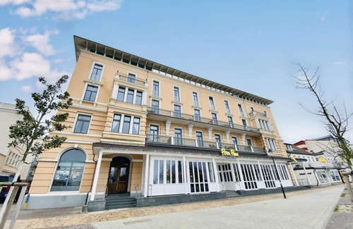 Warnemuende Apartment | Berringer/backboard on the beach