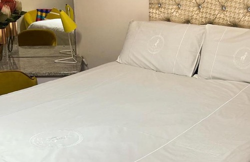 Komani Bed & Breakfast | Berry on 90