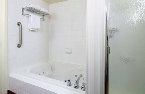 Hopelawn Hotel | Beset of New Jersey | Pet-friendly & Newly Renovated