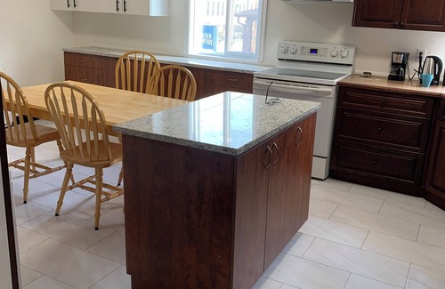 Valleyfield Apartment | besides lake hospital, supermarket, swimming pool;rent for roomor family