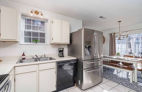 Columbia House | Beside hospital & interstate!