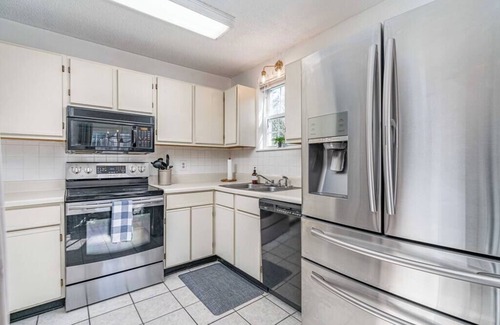 Columbia House | Beside hospital & interstate!