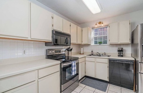 Columbia House | Beside hospital & interstate!
