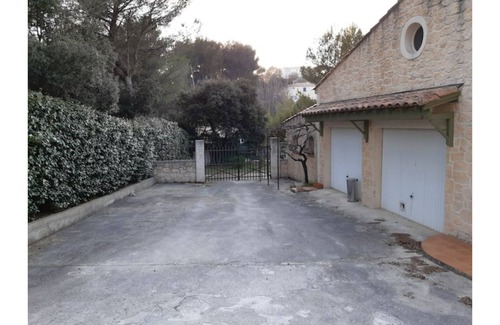 Velaux Apartment | Beside the olive grove