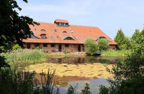 Neu Bartelshagen Apartment | Besondere Ferienwohnung Bibliothek in Buschhagen, cleaning included